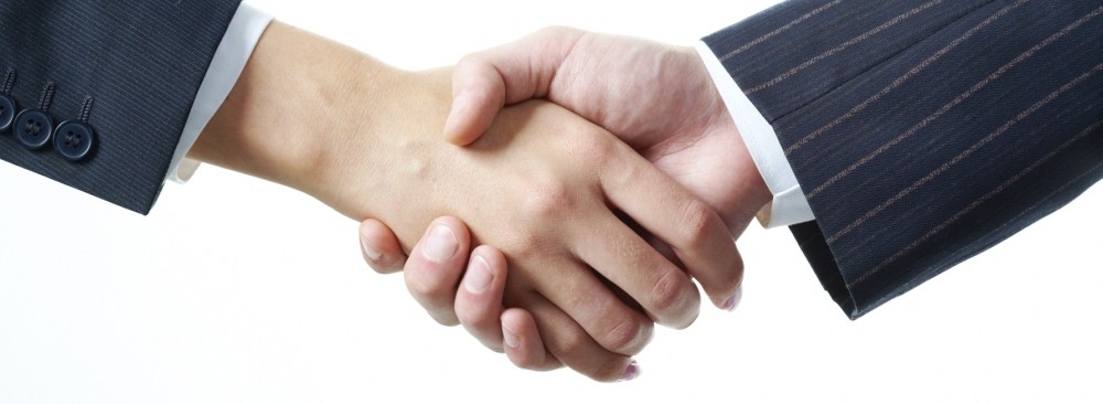 Two business professionals shaking hands, which represents Evolved Office's partnership with Pontrelli Marketing